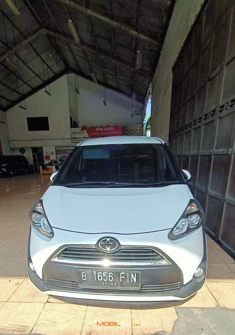 Mobil Toyota Sienta 2018