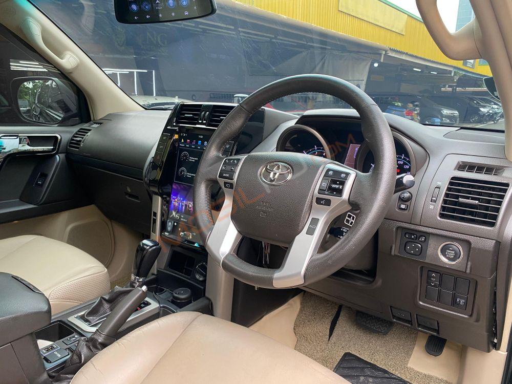 Mobil Toyota Land Cruiser 2015