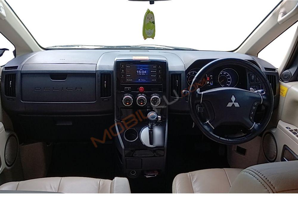 Mobil Mitsubishi Delica 2015