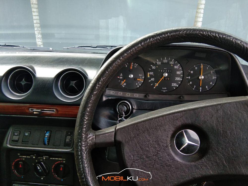 Mobil Mercedes-Benz E-Class 1982