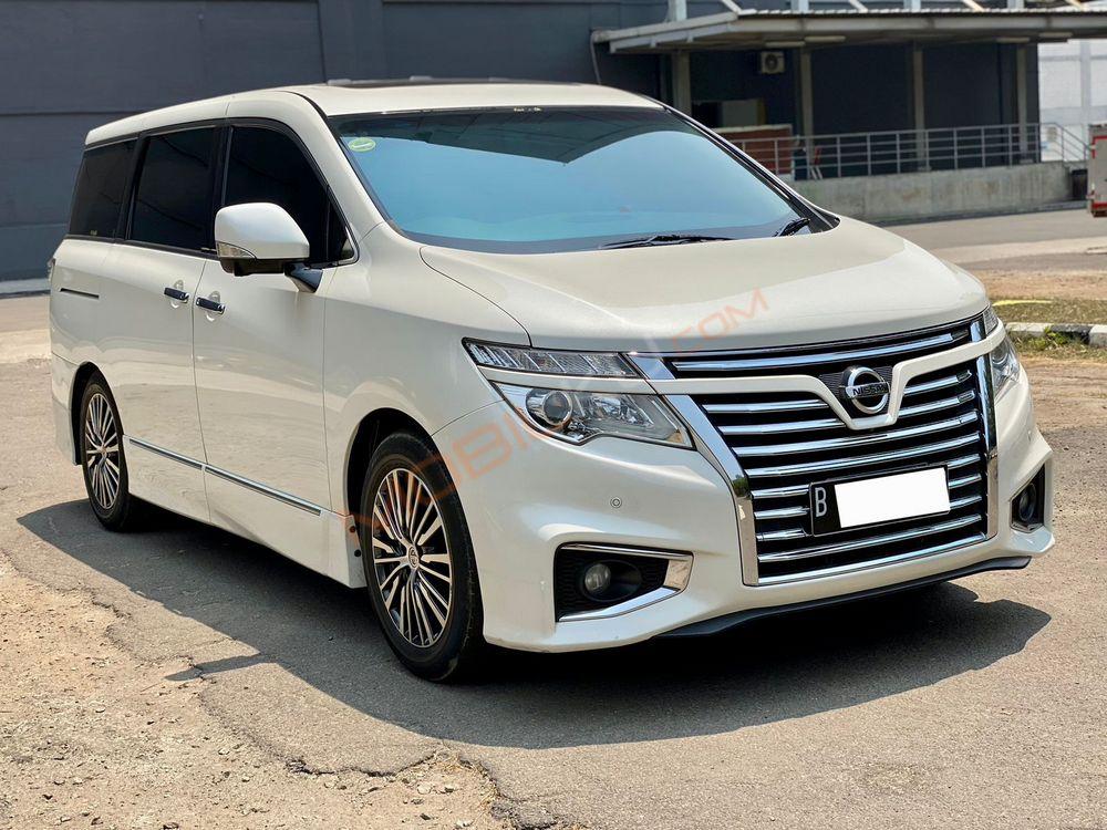 Mobil Nissan Elgrand 2014