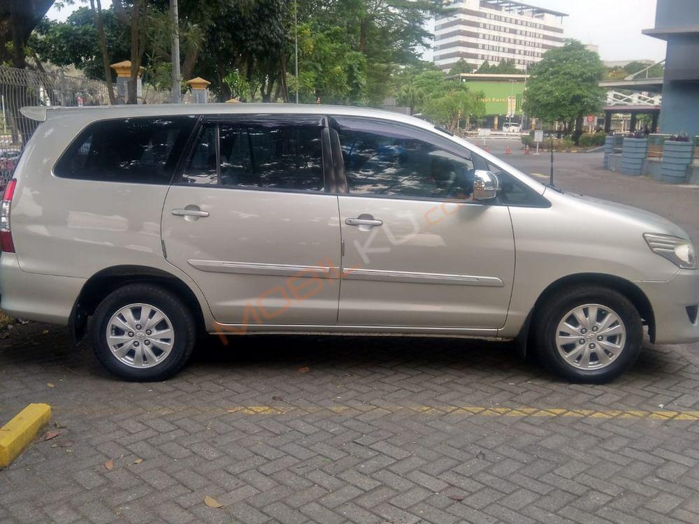 Mobil Toyota Kijang Innova 2013