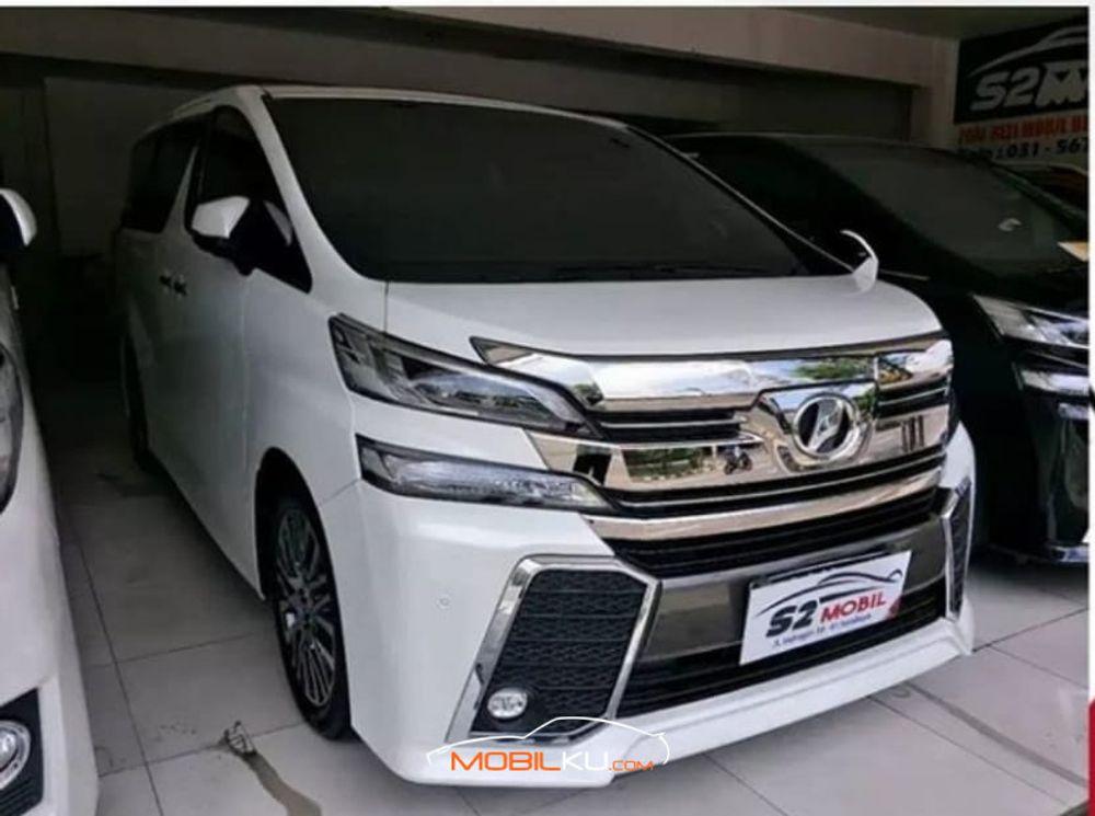 Mobil Toyota Vellfire 2016