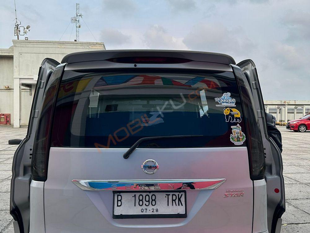 Mobil Nissan Serena 2013