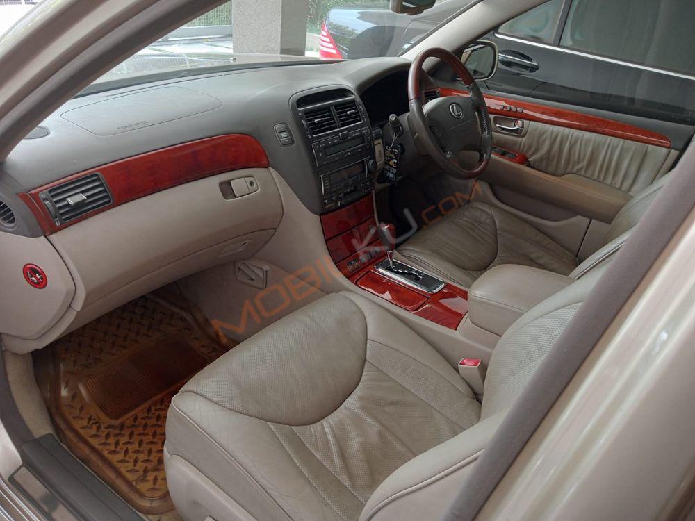 Mobil Lexus LS 2001