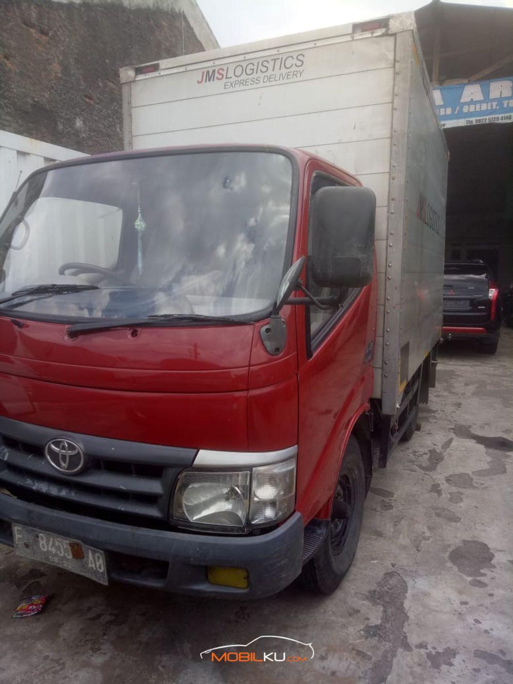 Mobil Toyota Dyna 2012