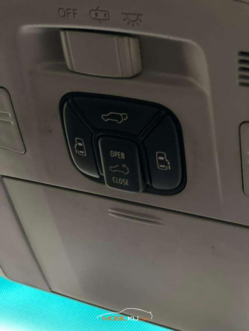 Mobil Toyota Vellfire 2011