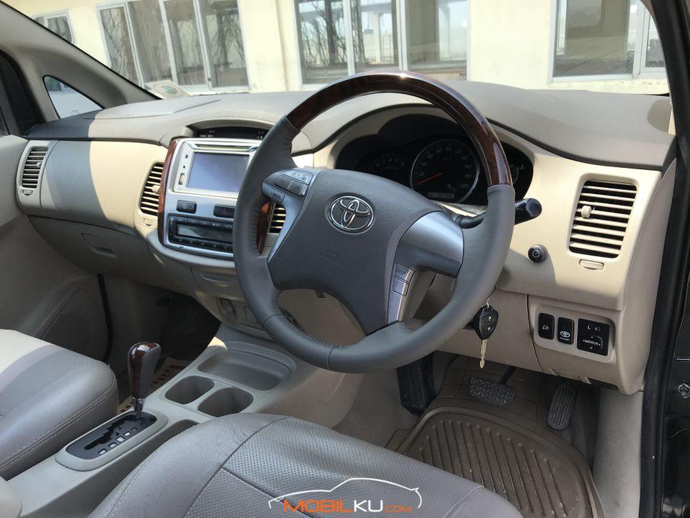 Mobil Toyota Kijang Innova 2015