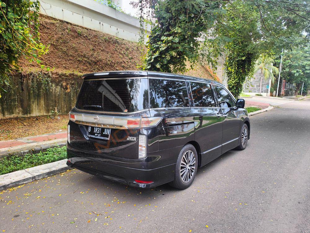 Mobil Nissan Elgrand 2016