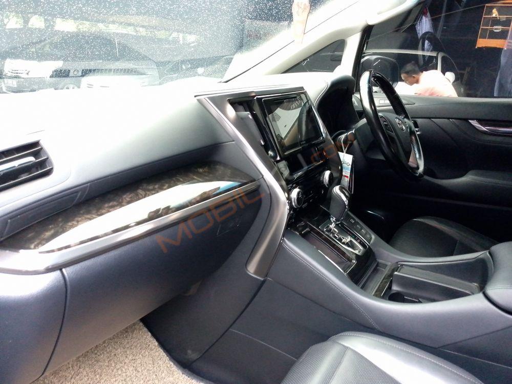 Mobil Toyota Alphard 2009