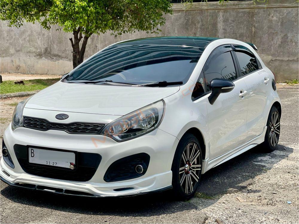 Mobil Kia Rio 2014