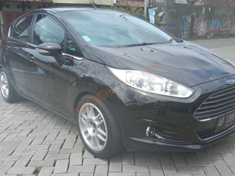 Mobil Ford Fiesta 2014