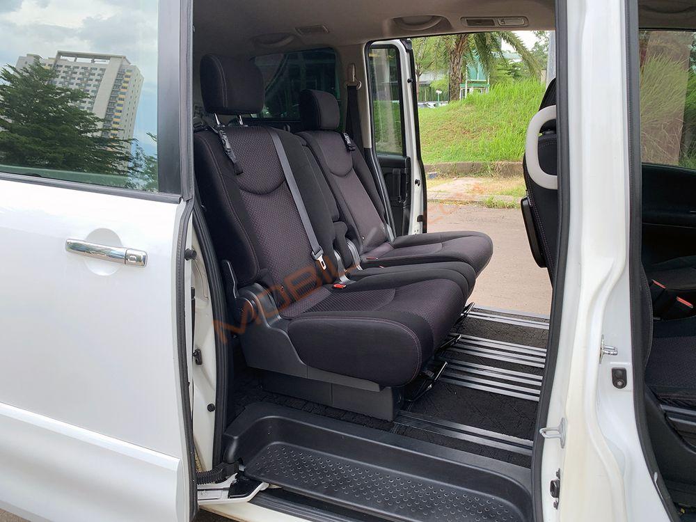 Mobil Nissan Serena 2014