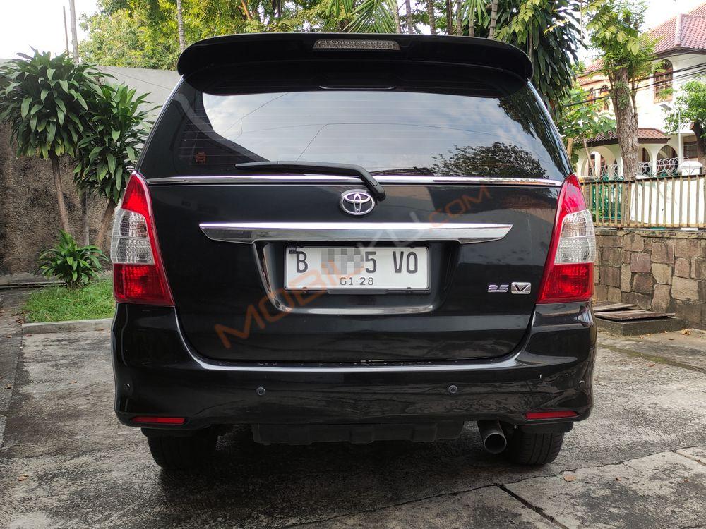 Mobil Toyota Kijang Innova 2012