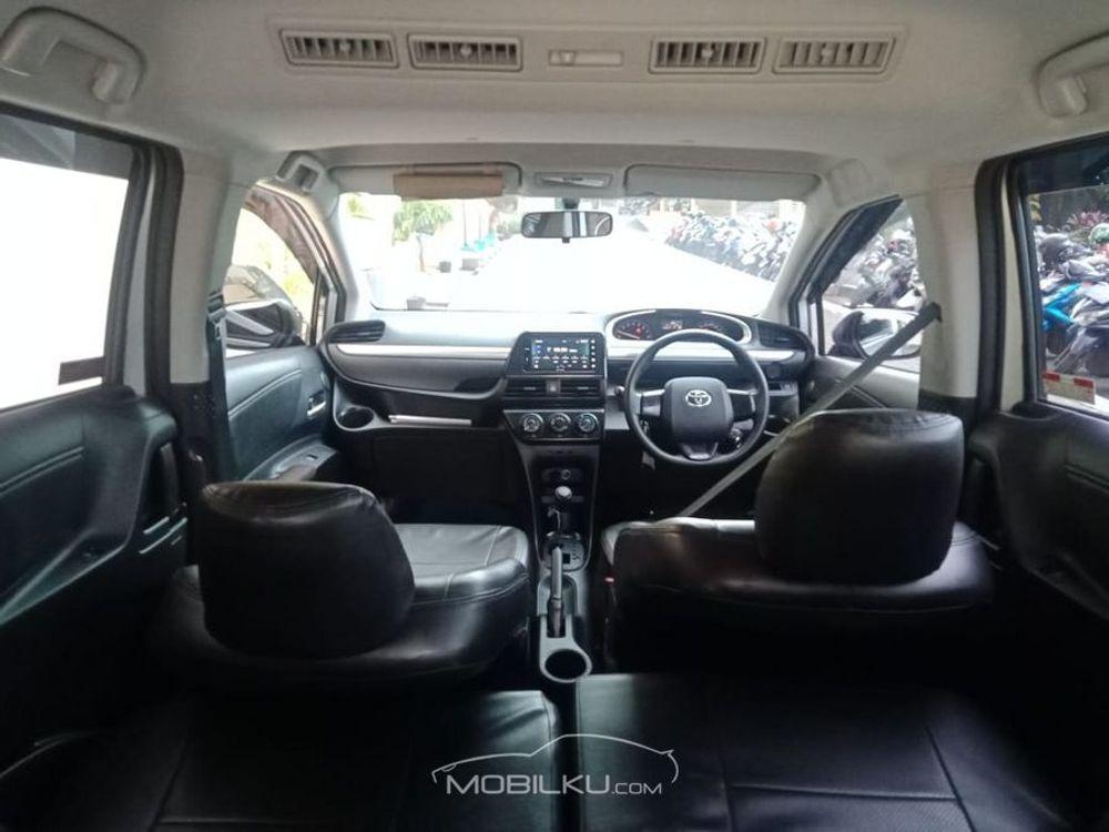 Mobil Toyota Sienta 2016