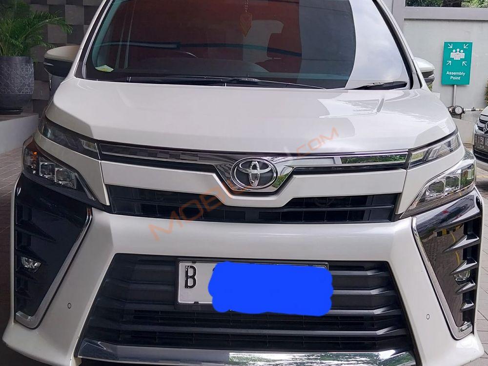 Mobil Toyota Voxy 2017