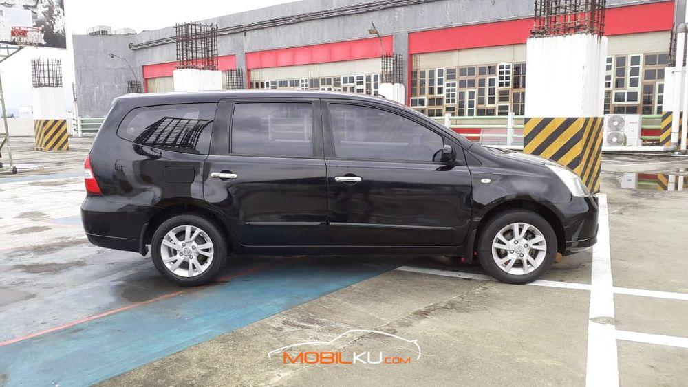 Mobil Nissan Grand Livina 2012