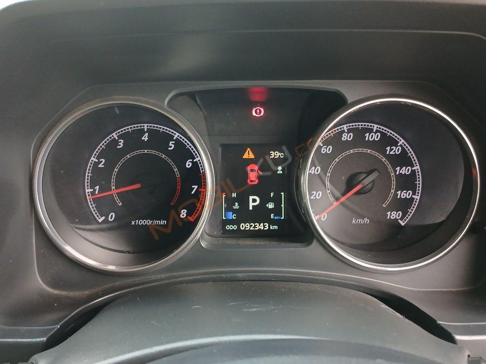 Mobil Mitsubishi Delica 2015