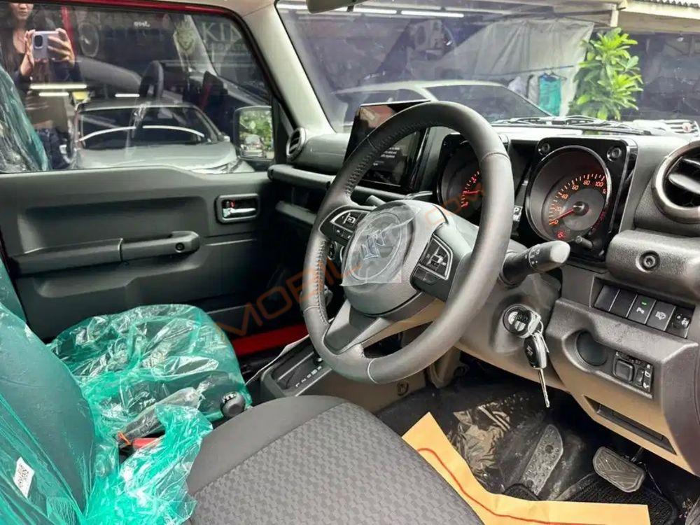 Mobil Suzuki Jimny 2023