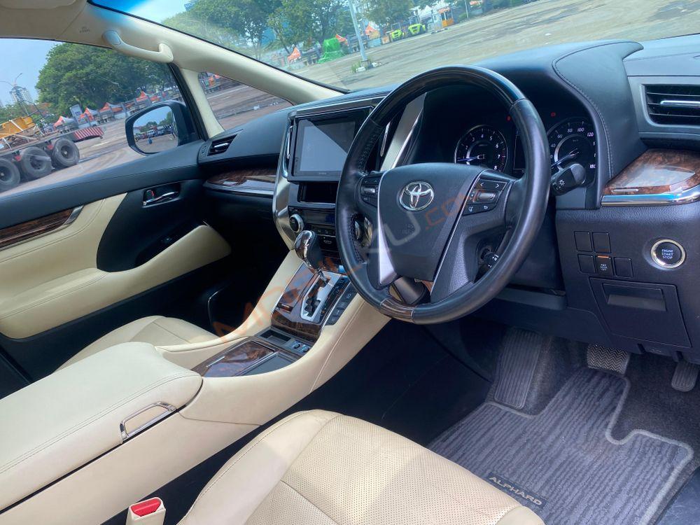 Mobil Toyota Alphard 2019