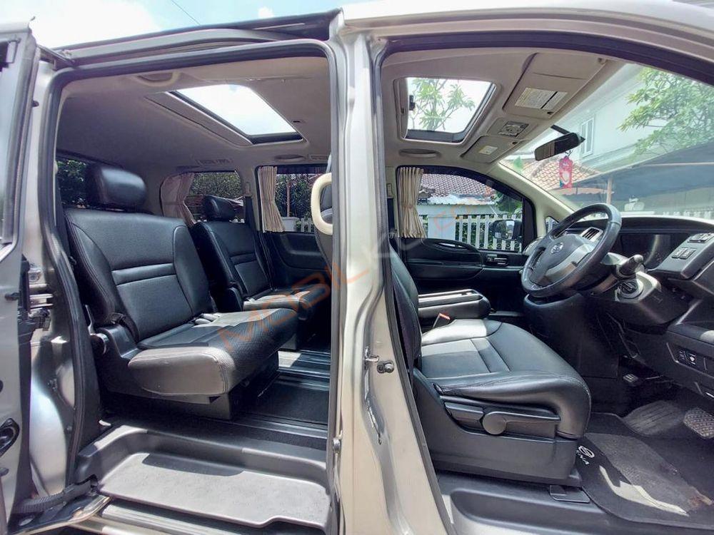 Mobil Nissan Serena 2010