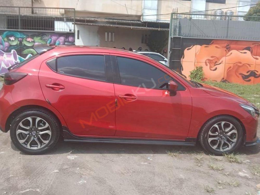 Mobil Mazda 2 Hatchback 2015
