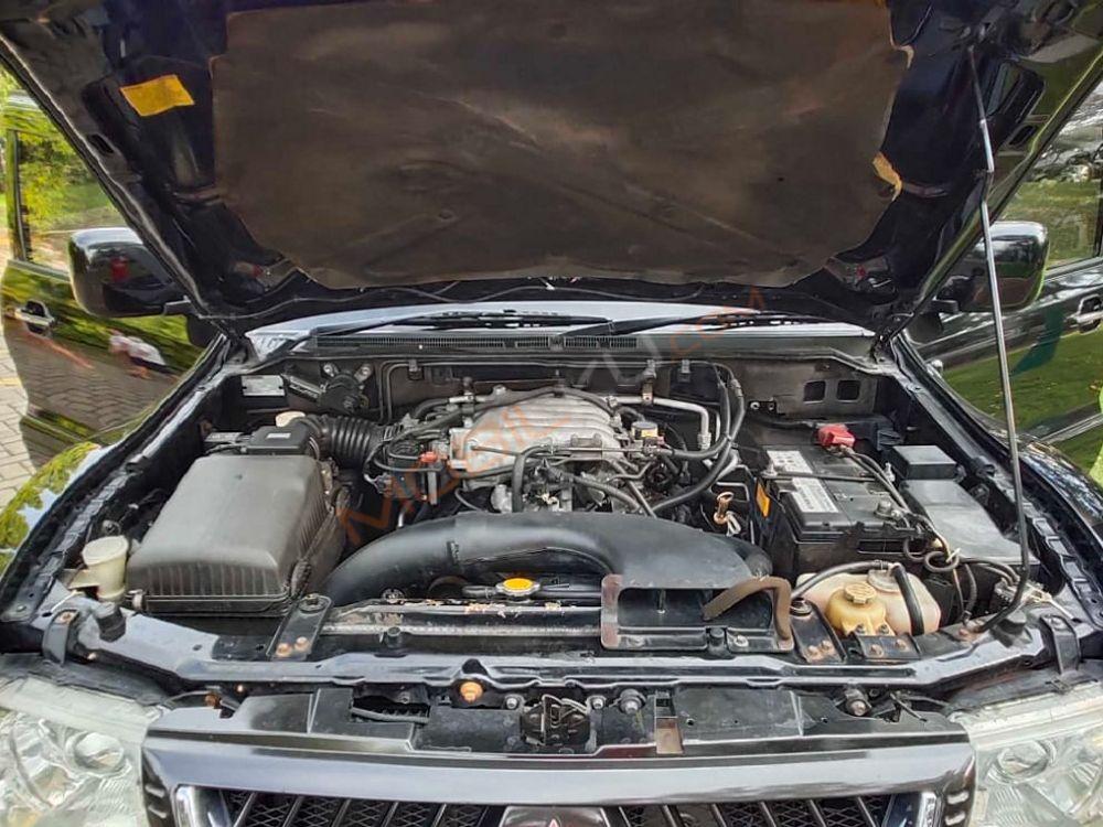 Mobil Mitsubishi Pajero 2005