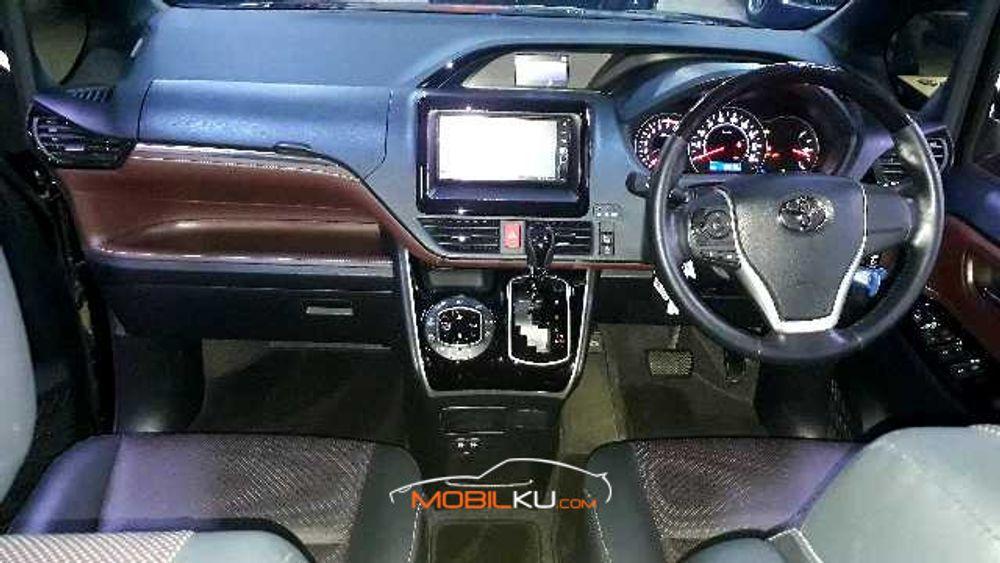 Mobil Toyota Voxy 2019