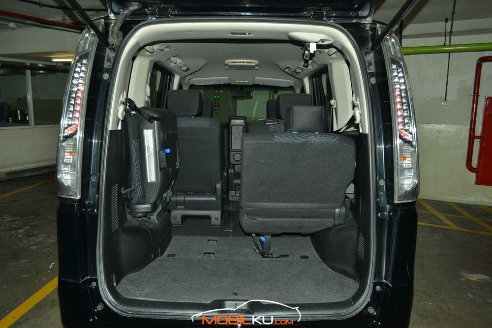 Mobil Nissan Serena 2016