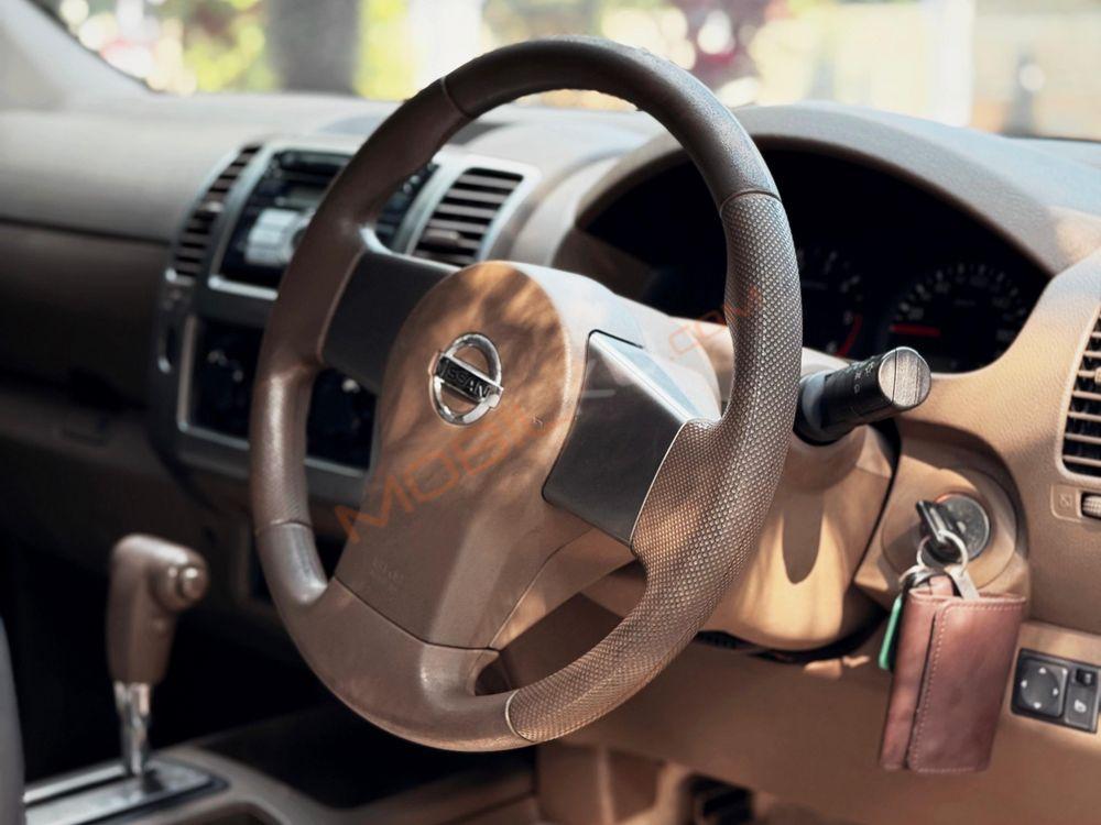 Mobil Nissan Navara 2010