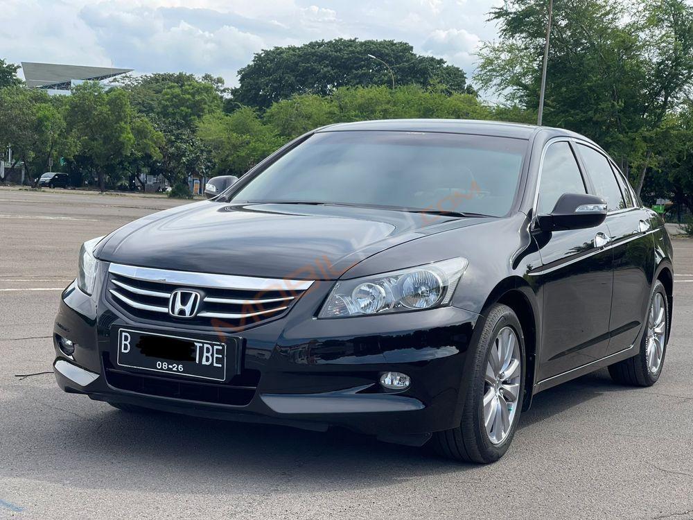 Mobil Honda Accord 2011