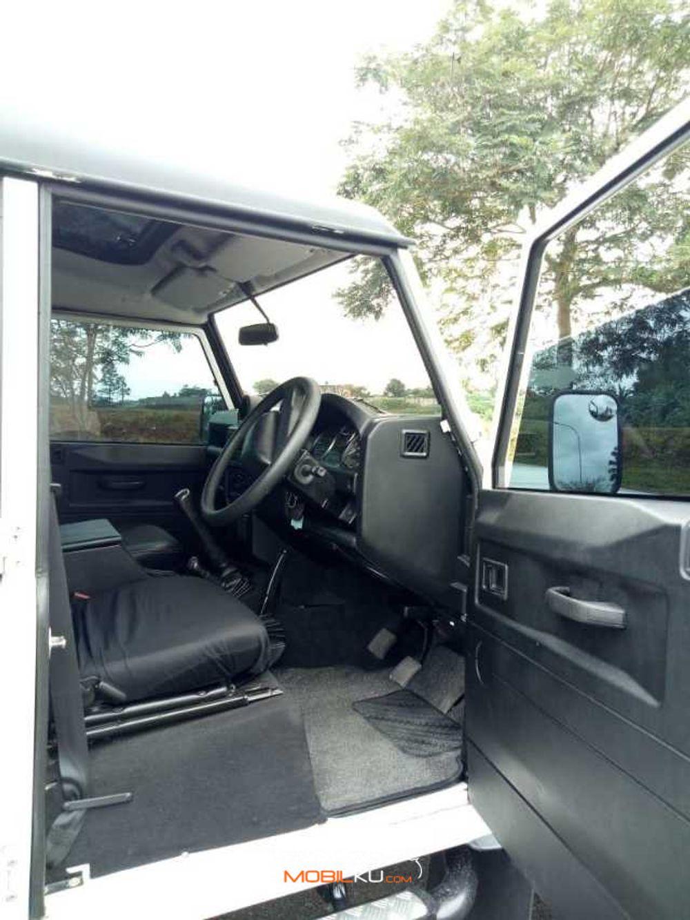 Mobil Land Rover Defender 2013