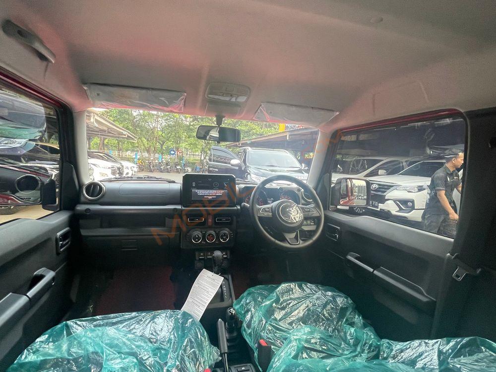 Mobil Suzuki Jimny 2023