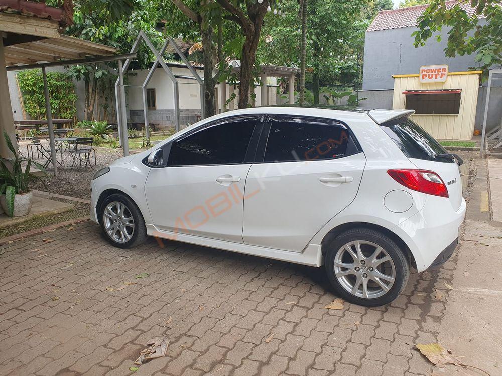 Mobil Mazda 2 Hatchback 2011