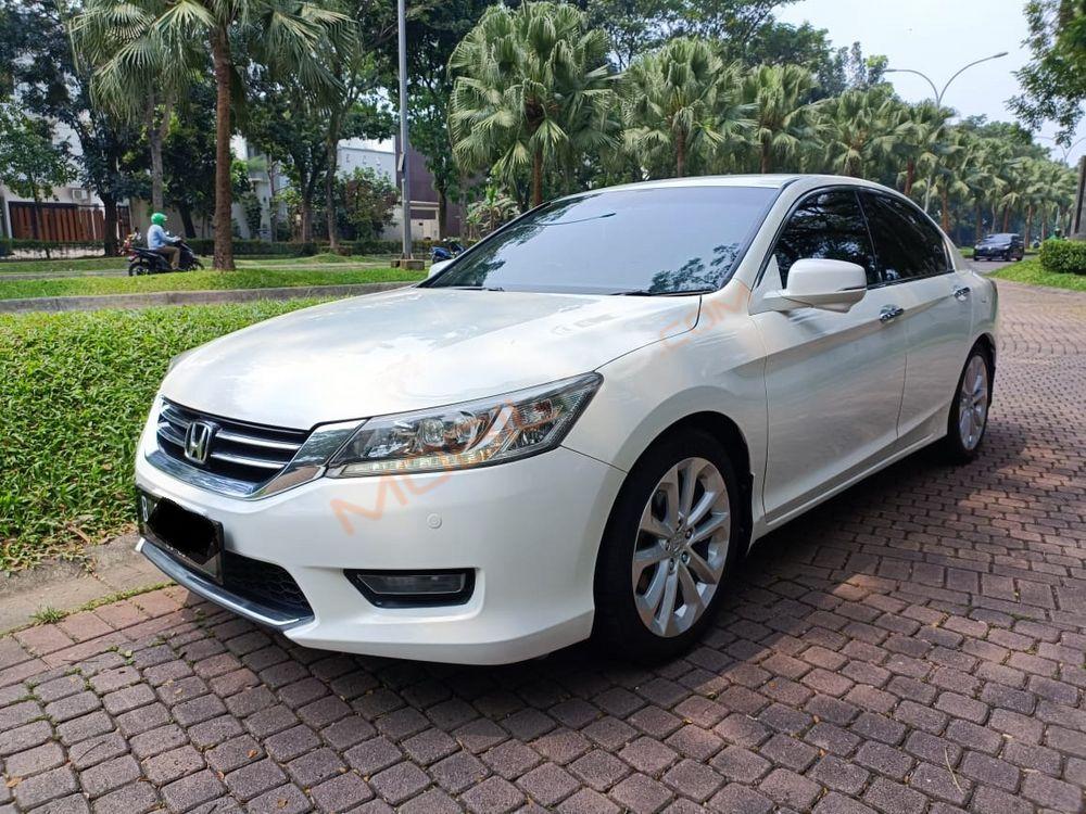 Mobil Honda Accord 2015