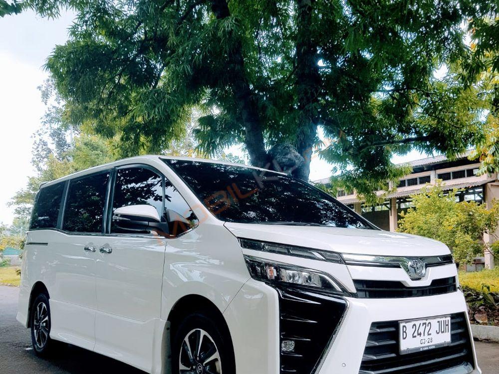 Mobil Toyota Voxy 2018