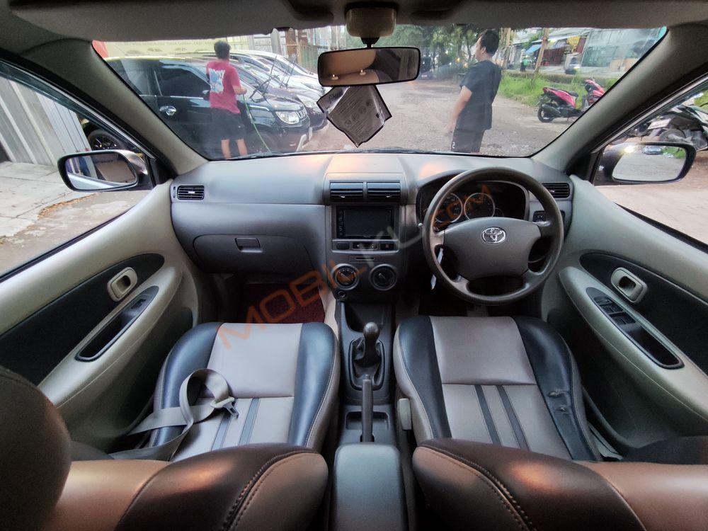 Mobil Toyota Avanza 2011