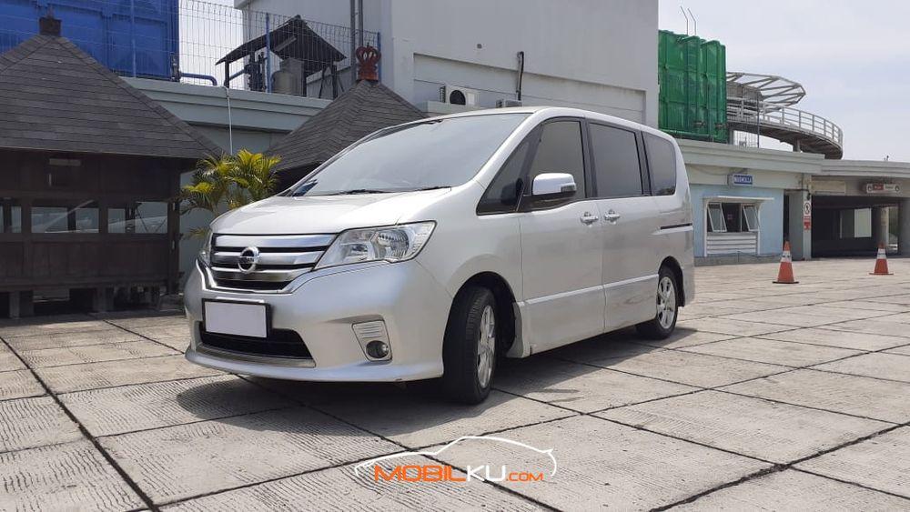 Mobil Nissan Serena 2015