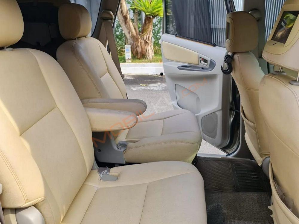 Mobil Toyota Kijang Innova 2012