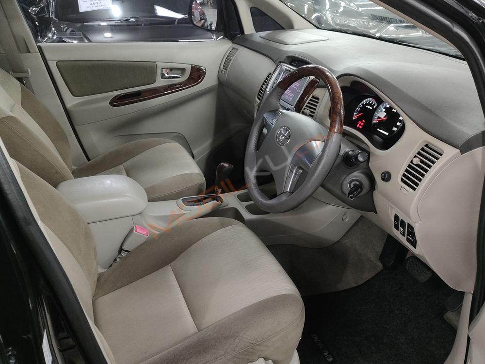 Mobil Toyota Kijang Innova 2015