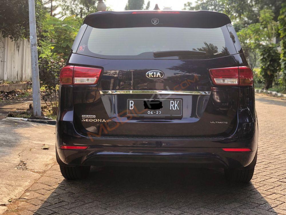 Mobil Kia Sedona 2017