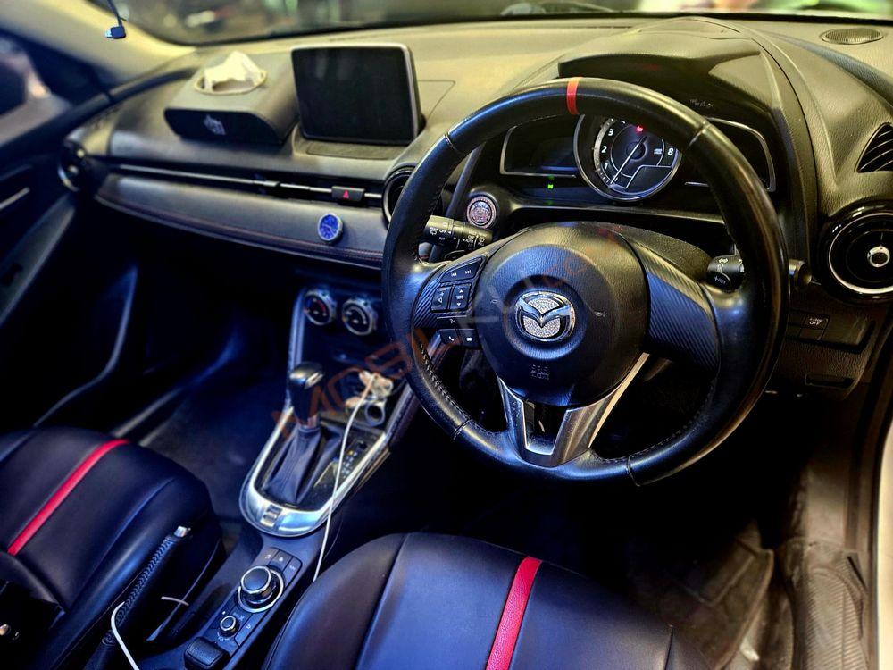 Mobil Mazda 2 Hatchback 2015