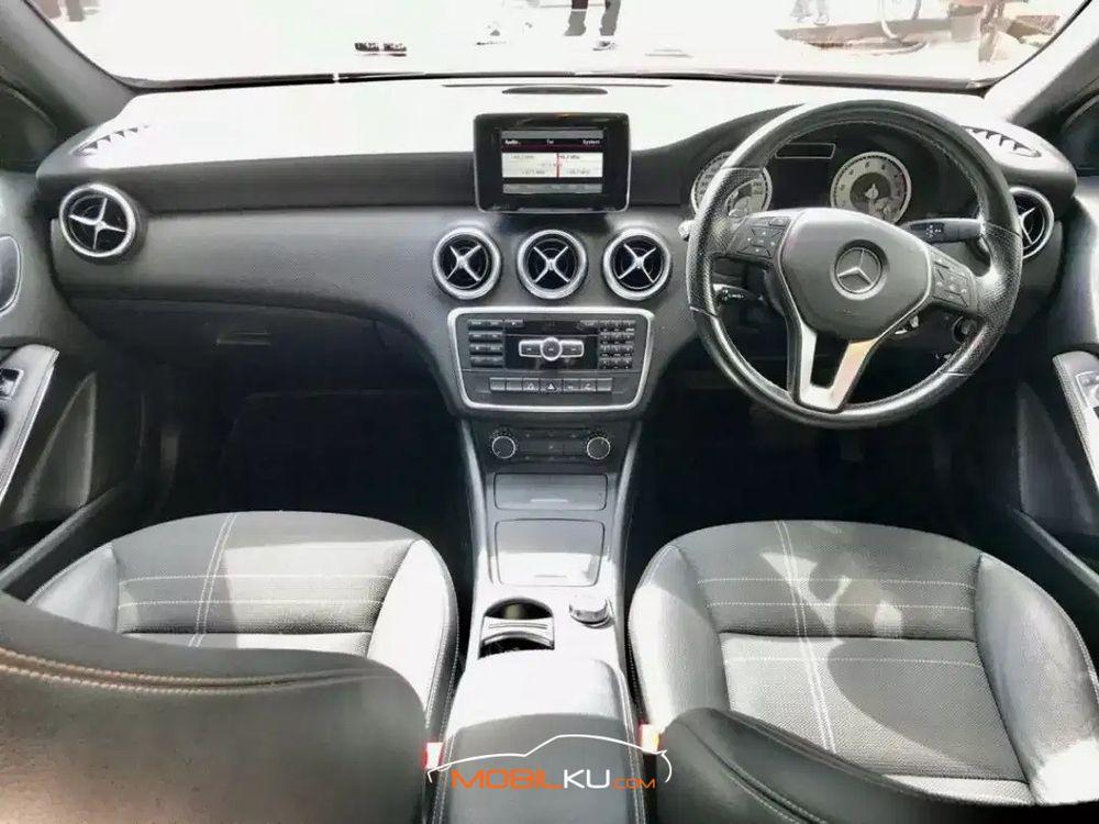 Mobil Mercedes-Benz A-Class 2014
