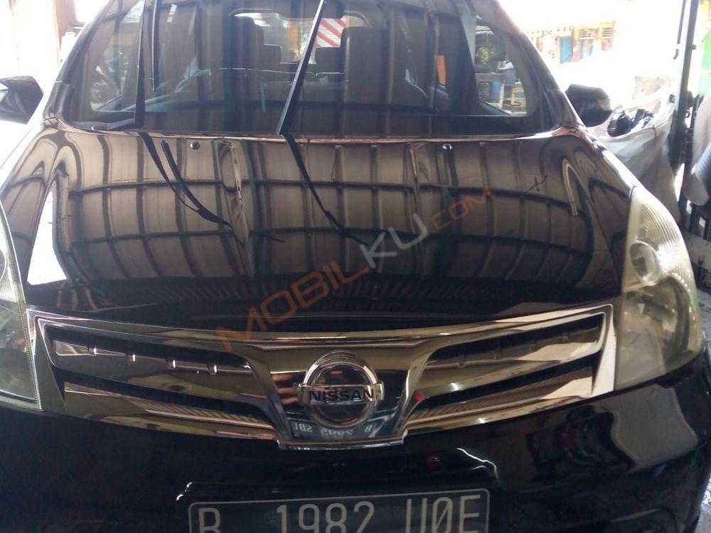Mobil Nissan Grand Livina 2011