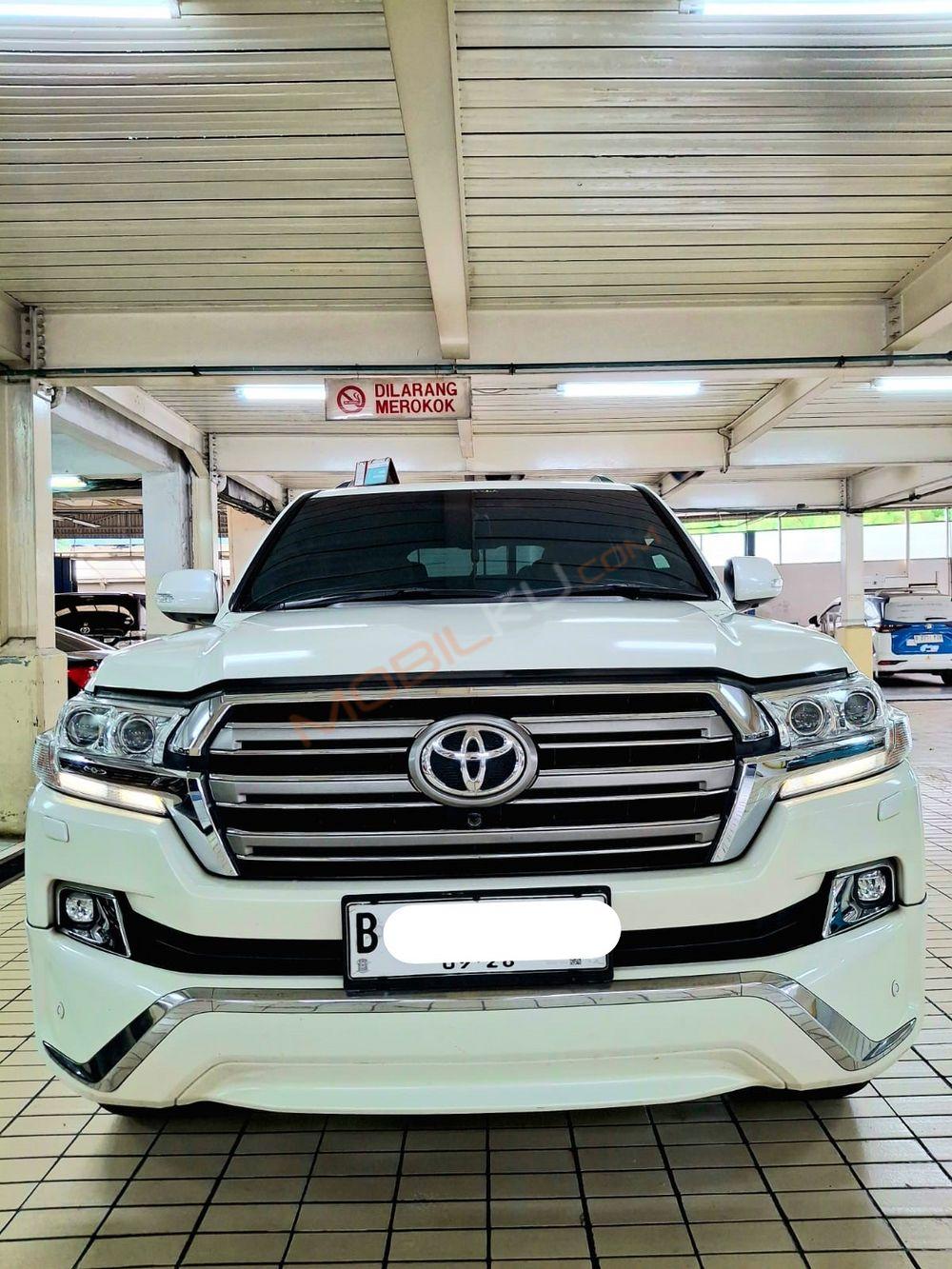 Mobil Toyota Land Cruiser 2013