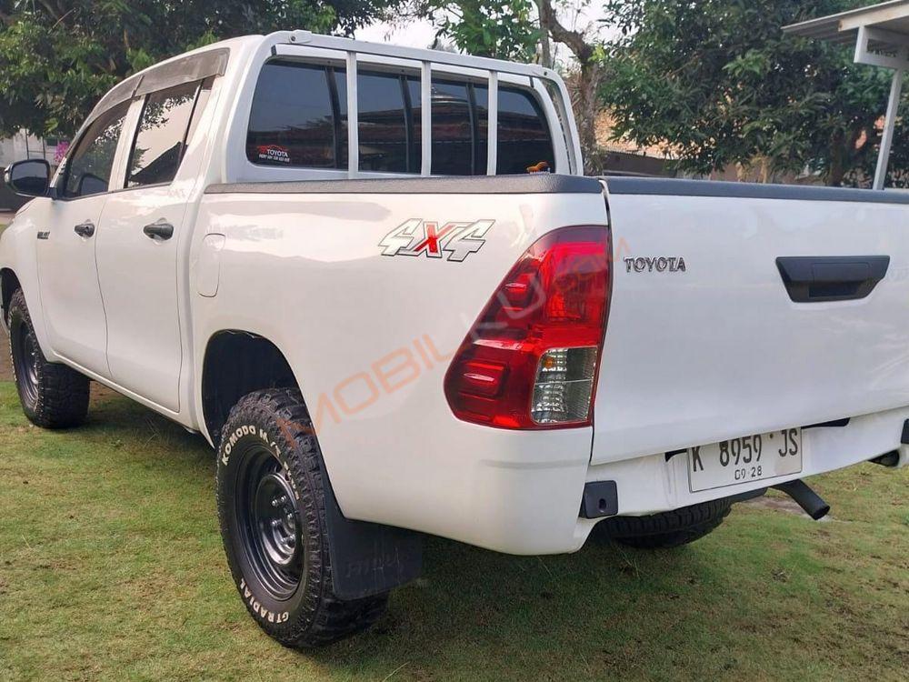 Mobil Toyota Hilux 2023