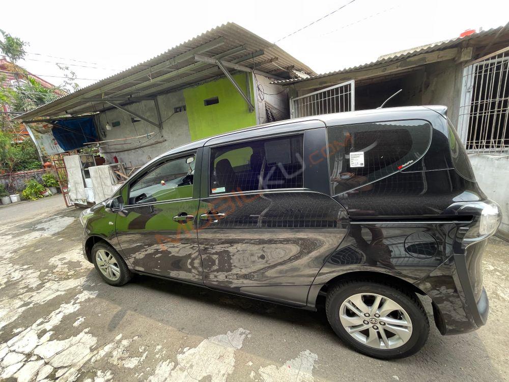 Mobil Toyota Sienta 2016