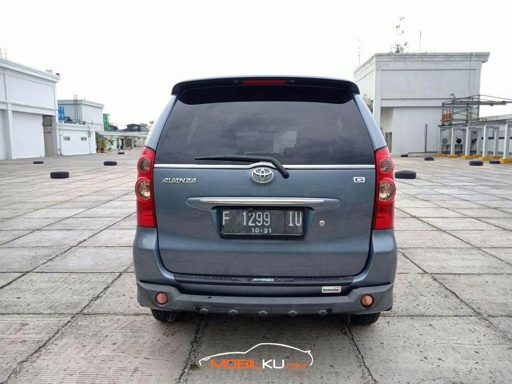 Mobil Toyota Avanza 2011