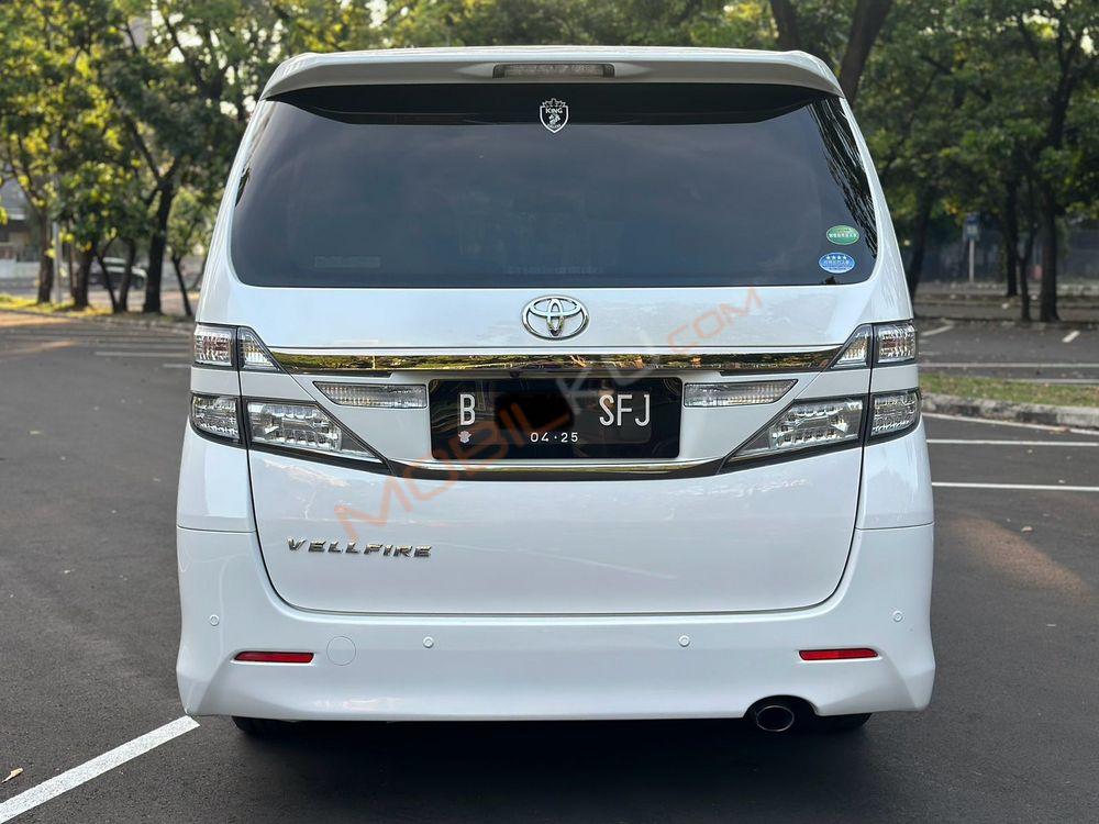 Mobil Toyota Vellfire 2015