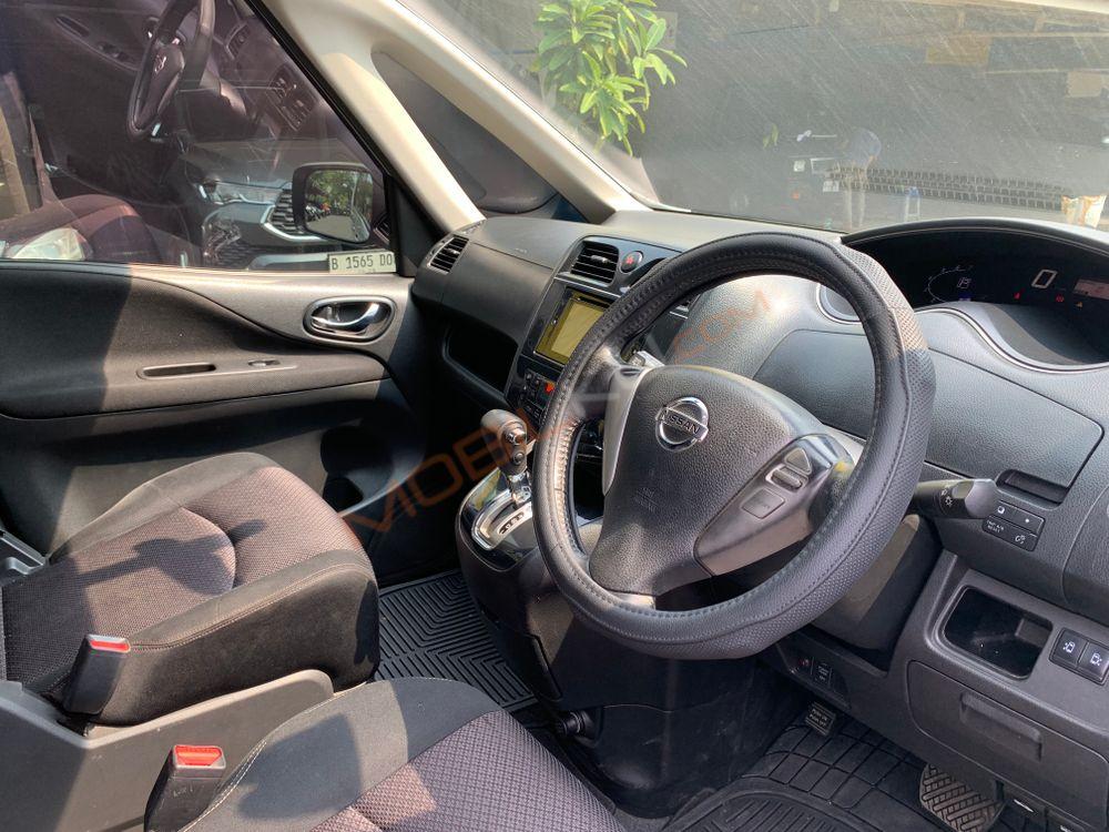 Mobil Nissan Serena 2013